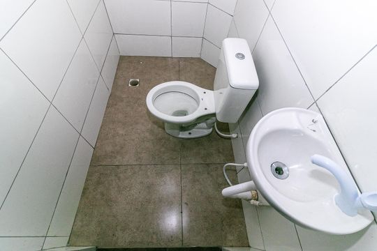Banheiro de kitnet/studio para alugar com 1 quarto, 30m² em Jardim Maraba, São Paulo