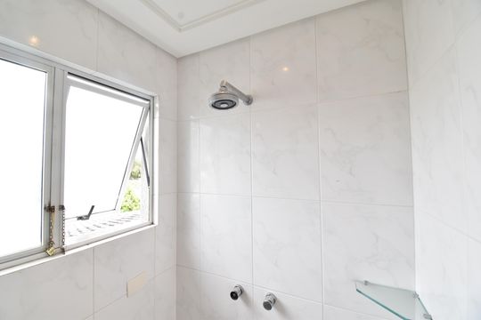 Banheiro 3 de casa de condomínio para alugar com 4 quartos, 350m² em São Braz, Curitiba
