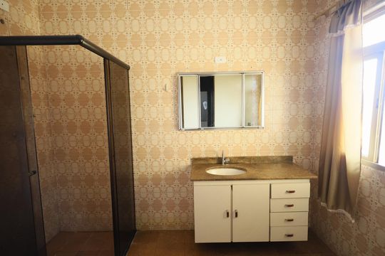 Banheiro de casa para alugar com 3 quartos, 175m² em Km 18, Osasco