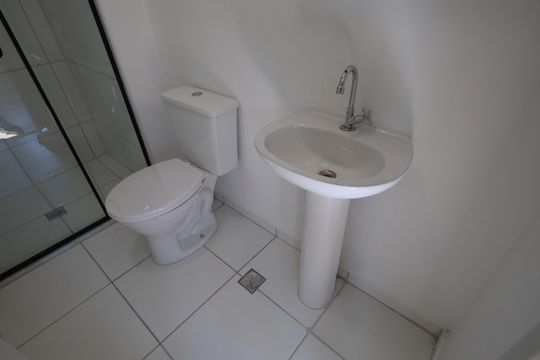 Banheiro de apartamento para alugar com 2 quartos, 37m² em Pestana, Osasco