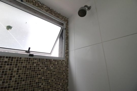 Banheiro de apartamento para alugar com 2 quartos, 49m² em Jacarepaguá, Rio de Janeiro