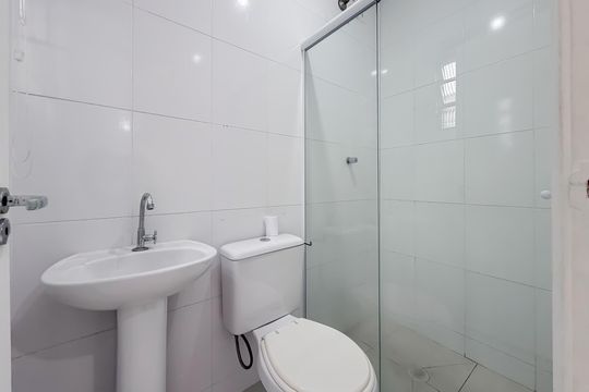Banheiro de kitnet/studio para alugar com 1 quarto, 40m² em Vila São José, São Paulo