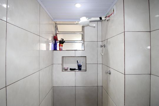 Banheiro de apartamento à venda com 2 quartos, 42m² em Jardim Marilu, São Paulo