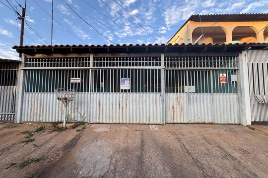 Fachada  de casa para alugar com 3 quartos, 100m² em Qnn 22, Brasília
