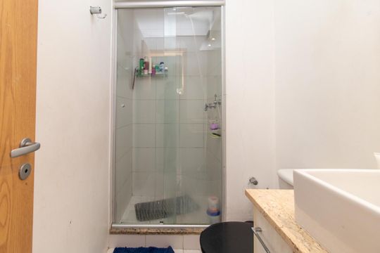Banheiro de apartamento à venda com 2 quartos, 50m² em Tristeza, Porto Alegre