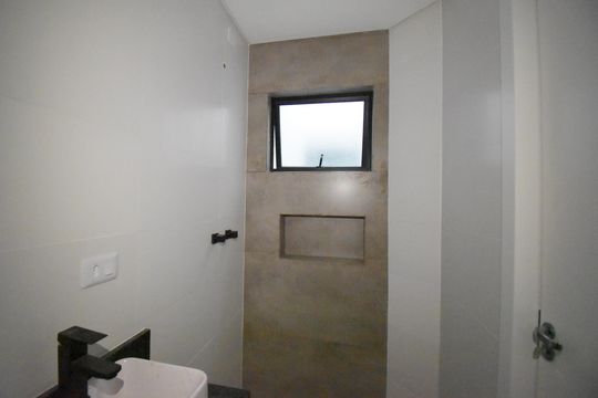 Banheiro de kitnet/studio para alugar com 1 quarto, 33m² em Cajuru, Curitiba