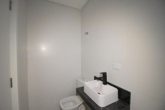 Banheiro de kitnet/studio para alugar com 1 quarto, 33m² em Cajuru, Curitiba