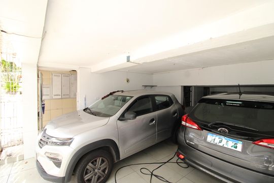 Garagem de casa à venda com 9 quartos, 300m² em Conjunto Residencial José Bonifácio, São Paulo