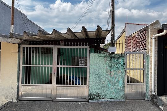 Fachada de casa à venda com 2 quartos, 50m² em Jardim do Estádio, Santo André