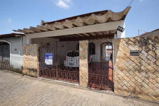 Fachada de casa à venda com 2 quartos, 159m² em Vila Aquilino, Santo André