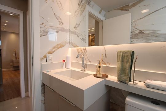Banheiro social de apartamento à venda com 2 quartos, 82m² em Barra Olímpica, Rio de Janeiro