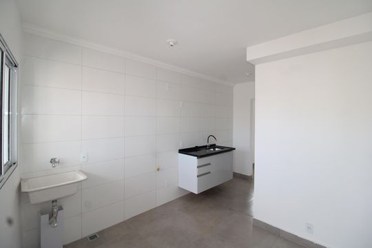 Sala / Cozinha de apartamento para alugar com 1 quarto, 24m² em Vila Diva, São Paulo