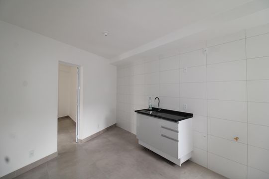 Sala / Cozinha de apartamento para alugar com 1 quarto, 24m² em Vila Diva, São Paulo