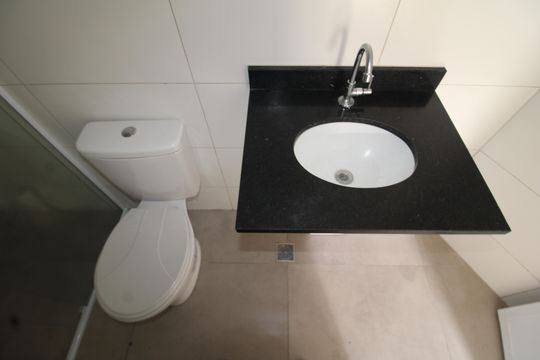 Banheiro de apartamento para alugar com 1 quarto, 24m² em Vila Diva, São Paulo