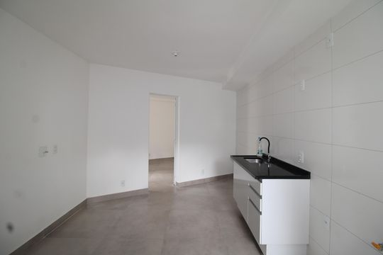 Sala / Cozinha de apartamento para alugar com 1 quarto, 24m² em Vila Diva, São Paulo