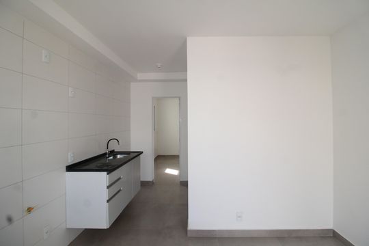 Sala / Cozinha de apartamento para alugar com 1 quarto, 24m² em Vila Diva, São Paulo