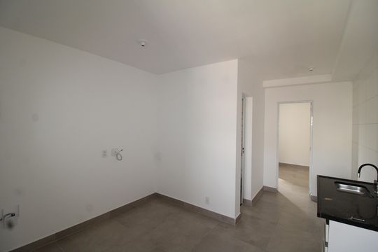 Sala / Cozinha de apartamento para alugar com 1 quarto, 24m² em Vila Diva, São Paulo