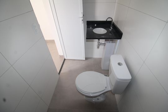 Banheiro de apartamento para alugar com 1 quarto, 24m² em Vila Diva, São Paulo