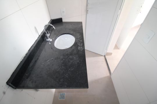 Banheiro de apartamento para alugar com 1 quarto, 24m² em Vila Diva, São Paulo