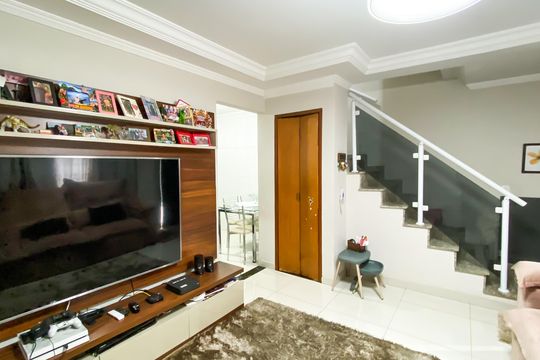 Sala de casa de condomínio para alugar com 2 quartos, 74m² em Vila Ré, São Paulo