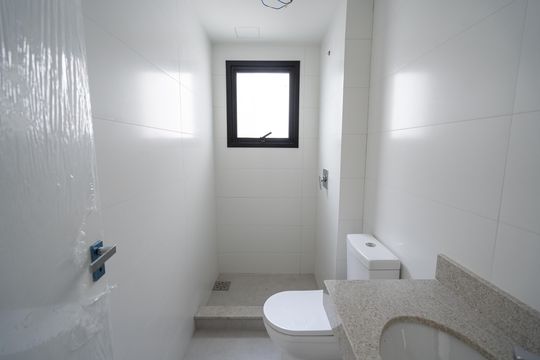 Banheiro da suíte 2 de apartamento à venda com 2 quartos, 92m² em Petrópolis, Porto Alegre