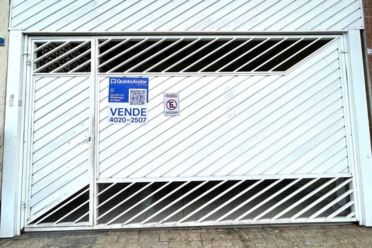 Placa instalada na fachada do imóvel de casa à venda com 3 quartos, 125m² em Parque Continental I, Guarulhos