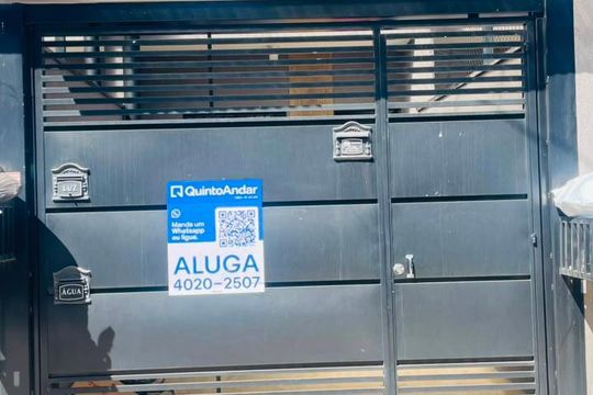 Fachada com placa de casa para alugar com 2 quartos, 60m² em Pununduva, Cotia
