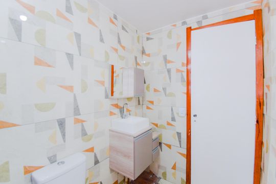 Banheiro de apartamento para alugar com 2 quartos, 50m² em Jardim Testae, Guarulhos
