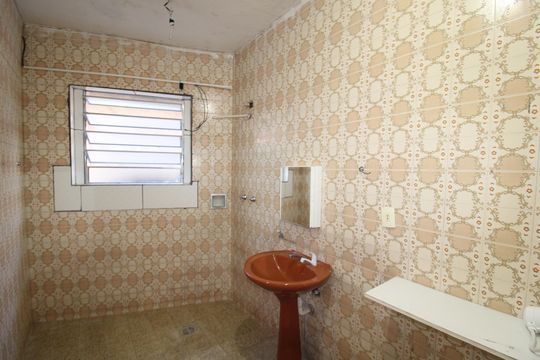 Banheiro de casa para alugar com 2 quartos, 40m² em Vila Pita, São Paulo