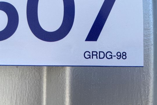 Placa instalada no portão tamanho grande com o Código GRDG-98 de casa para alugar com 3 quartos, 250m² em Industrial, Contagem