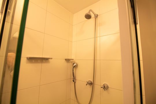 Banheiro de kitnet/studio para alugar com 1 quarto, 25m² em Vila Cordeiro, São Paulo