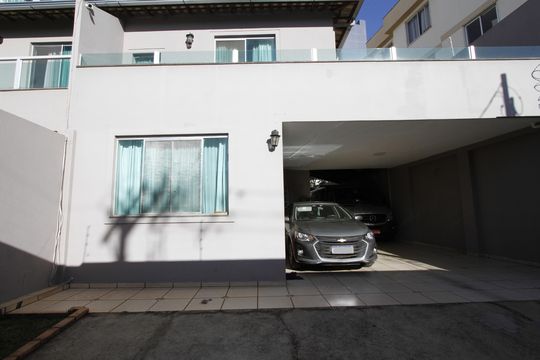 Fachada de casa à venda com 3 quartos, 240m² em Castelo, Belo Horizonte