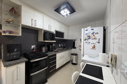Cozinha de casa de condomínio à venda com 4 quartos, 250m² em Buritis, Belo Horizonte