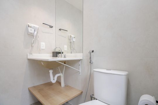 Banheiro de apartamento para alugar com 1 quarto, 37m² em Indianópolis, São Paulo