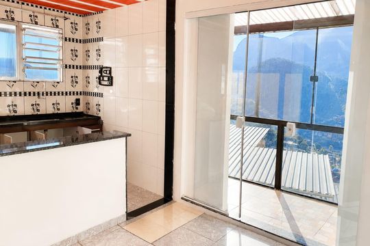 Cozinha de casa para alugar com 2 quartos, 80m² em Estrada da Sauda, Petrópolis
