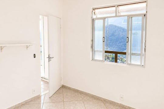 Sala de casa para alugar com 2 quartos, 80m² em Estrada da Sauda, Petrópolis
