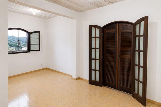 Sala de casa para alugar com 2 quartos, 80m² em Estrada da Sauda, Petrópolis