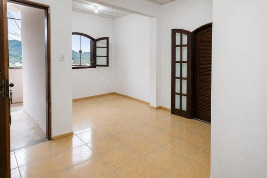 Sala de casa para alugar com 2 quartos, 80m² em Estrada da Sauda, Petrópolis