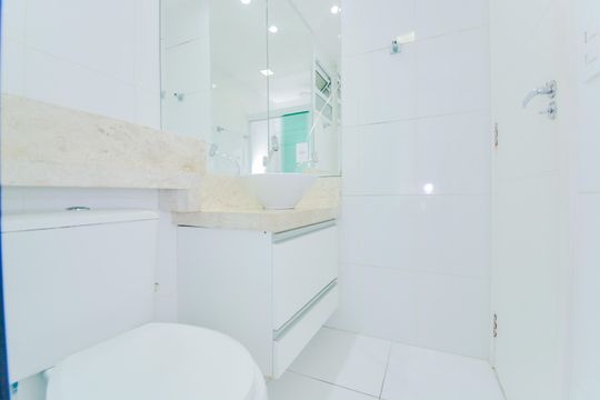Banheiro de apartamento à venda com 2 quartos, 59m² em Jardim Imperador, Guarulhos