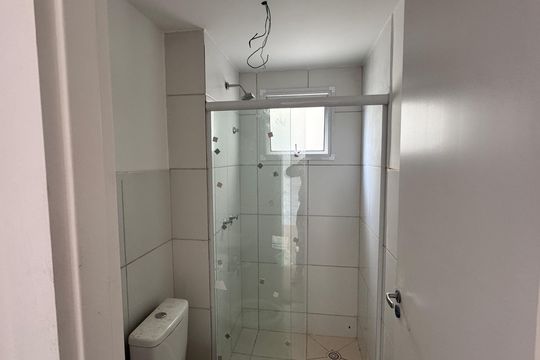 Banheiro de apartamento para alugar com 2 quartos, 54m² em Roselândia, Cotia