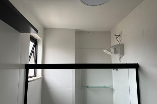 Banheiro de apartamento para alugar com 1 quarto, 55m² em São Mateus, Juiz de Fora