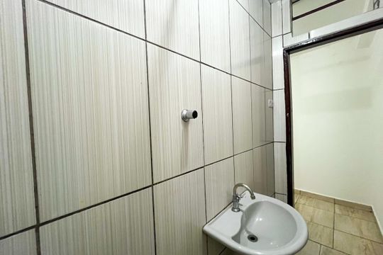 Banheiro de casa para alugar com 1 quarto, 55m² em Vila Zat, São Paulo