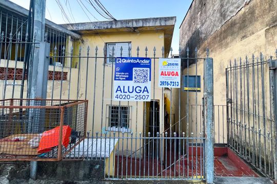 Fachada do bloco de casa para alugar com 1 quarto, 55m² em Vila Zat, São Paulo