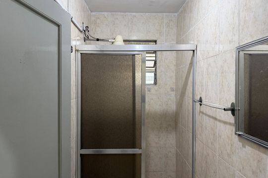 Banheiro de apartamento para alugar com 1 quarto, 45m² em Gonzaga, Santos