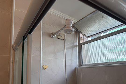 Banheiro de apartamento para alugar com 1 quarto, 40m² em Embaré, Santos