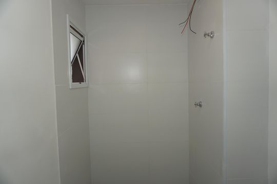 Banheiro de apartamento para alugar com 2 quartos, 38m² em Jardim de Lourdes, Embu das Artes