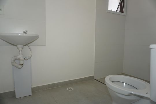 Banheiro de apartamento para alugar com 2 quartos, 38m² em Jardim de Lourdes, Embu das Artes