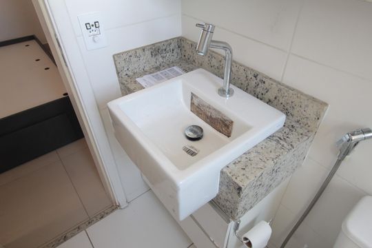 Banheiro da Suite de apartamento à venda com 2 quartos, 56m² em Planalto, Belo Horizonte