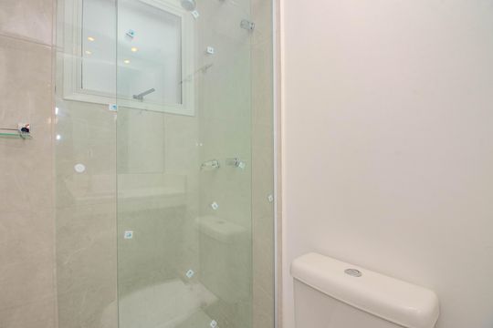 Banheiro da Suíte de apartamento para alugar com 3 quartos, 90m² em Passo D’areia, Porto Alegre