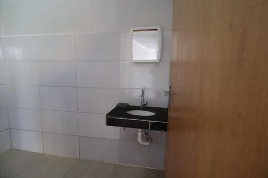 Banheiro de kitnet/studio para alugar com 1 quarto, 45m² em Santa Mônica, Uberlândia